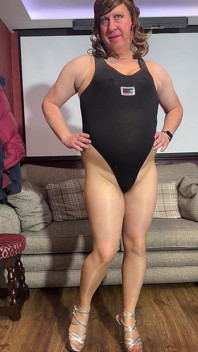 Sissy Weary Shiny Punčocháče & Tělocvična Leotard Připravena na cvičení.