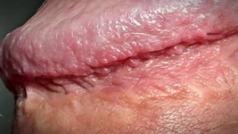 睾丸におしっこをする