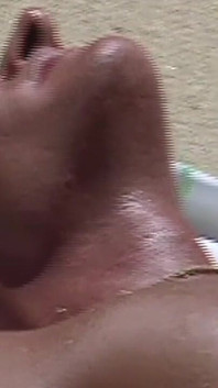 Fanno sesso senza restrizioni sulla spiaggia