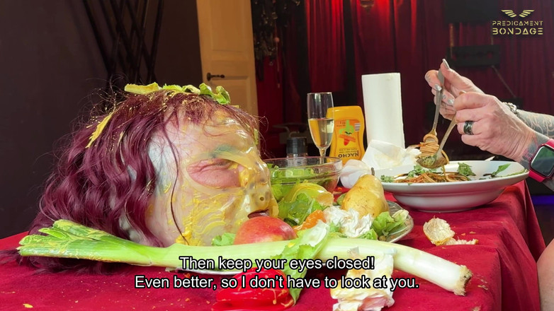 Dominatrix Frida: Umiliare lo schiavo impotente al tavolo da pranzo (223)