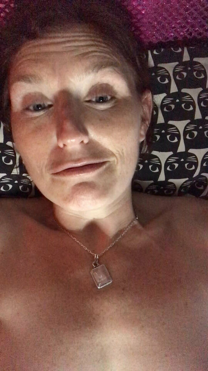 MistressWriggler: 4.00 Pubi e figa giocano con la padrona Wriggler fino...