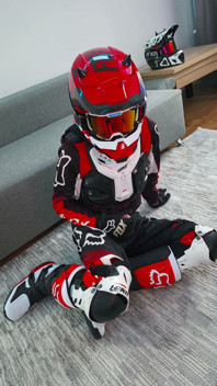 Zabawa z butami motocyklowymi