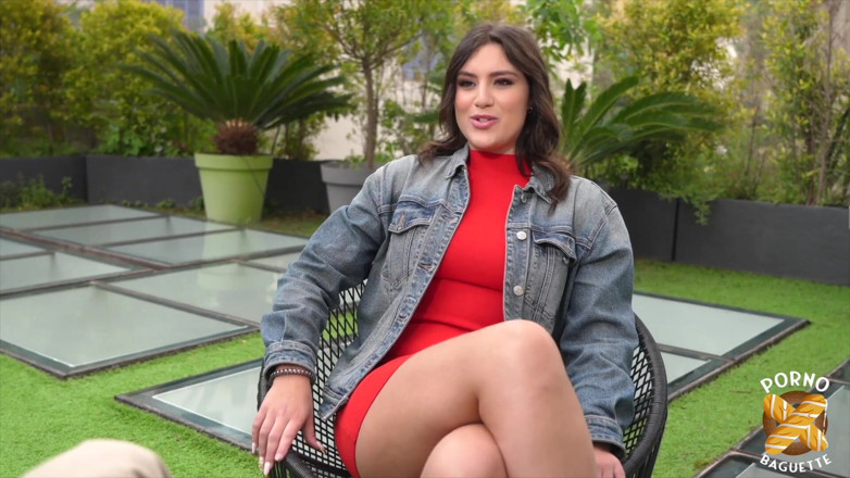 Porno Baguette: Seksi esmer Laury iki yarakla sikiliyor