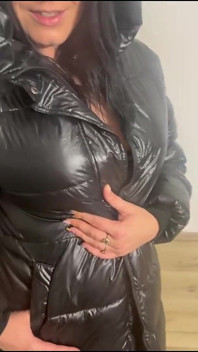 MILF in sexy dessous & langem mantel - spiegel pOV-fantasie