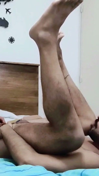 럭비 털 많은 XL이 내 엉덩이를 박아서 그가 안에 들어올 때까지