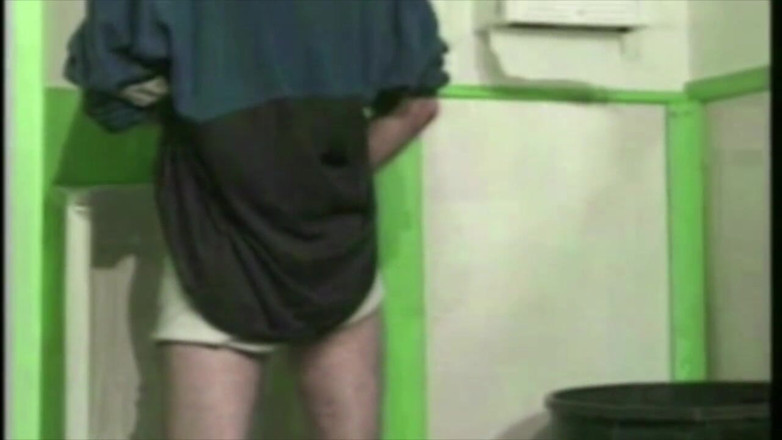 Gaybareback: Nyepong kontol lurus di lubang kemuliaan toilet