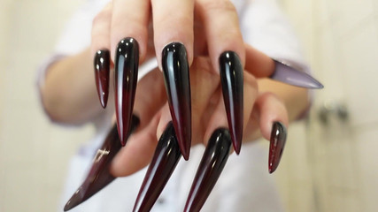 Mistress Priest: Joi jururawat dengan kuku panjang