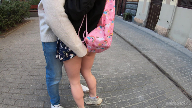Immoral Live: La piccola russa non vuole essere un turista, vuole provare...