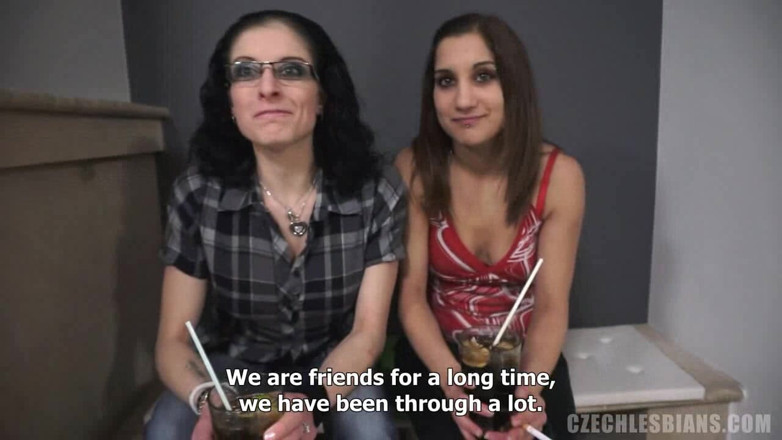 Czech Lesbians: České lesbičky 5 - část 1: Ohromující české lesbičky jedou divoce - první dívky se svlékají...