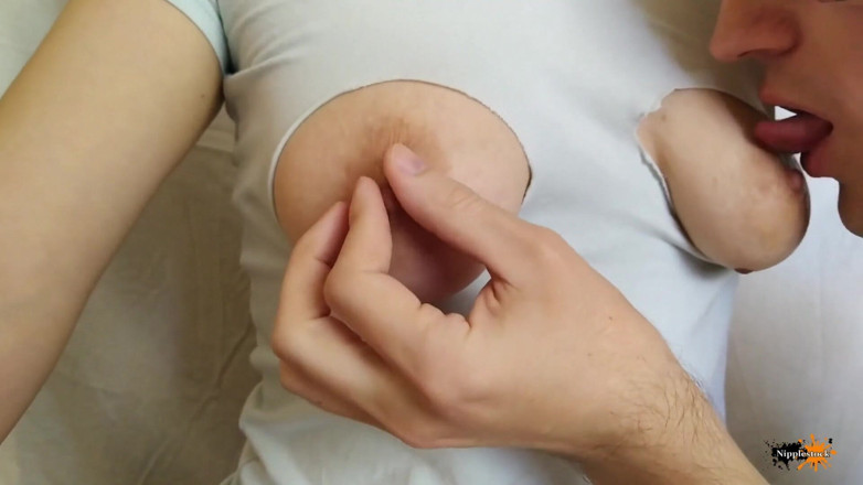 Nipple Stock: Rozerwane ubrania, aby ssie naturalne duże cycki. Napalone sutki