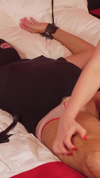 Orta yaşlı seksi kadın bağlı bir kölenin yüzüne dildoyla biniyor ve yarağı bekaret kafesiyle kaplıyken orgazm oluyor