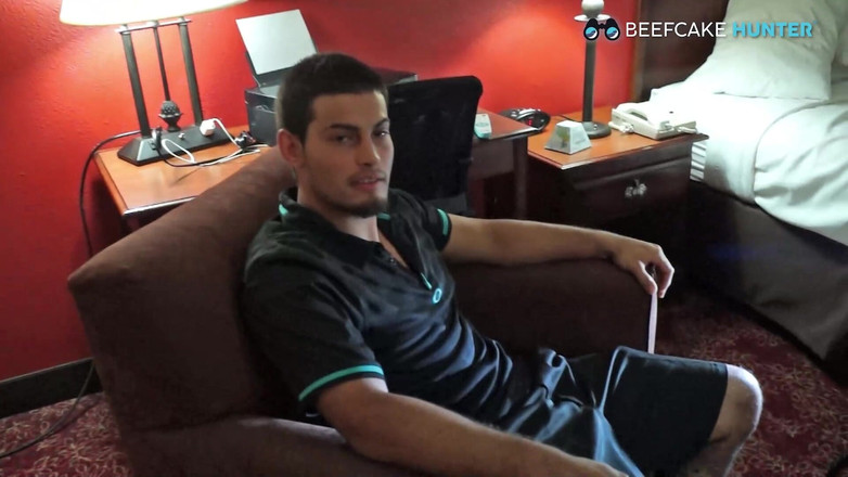 Beefcake Hunter: Sugând macho cu picioarele jucătorului de fotbal