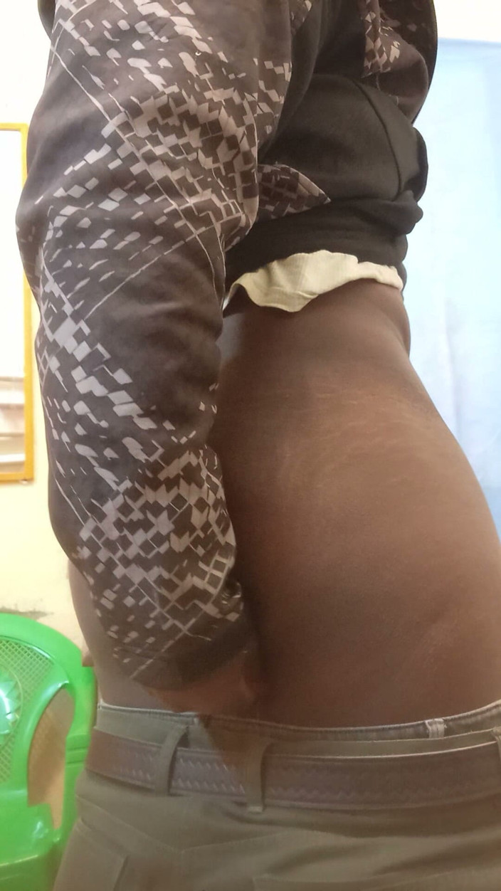 Sexyjayla254: Un uomo nero arrapato accarezza il suo cazzo al lavoro...