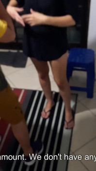 Nabízí její zadek půjčkě žraloka, aby splatila dluh jejího paroháčského manžela.