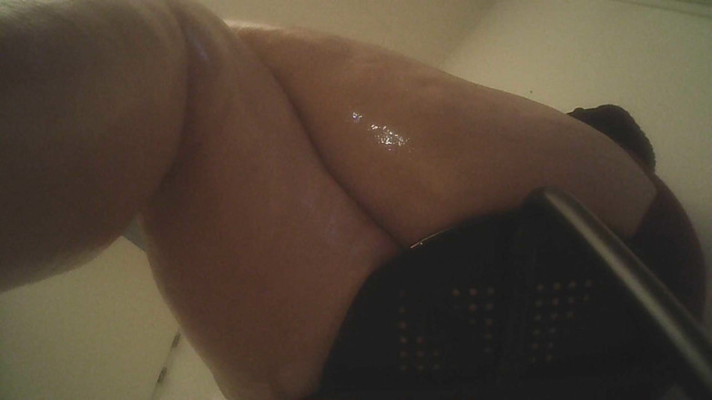 MisS Angel: Espreitando minha bunda enquanto você poli meus sapatos