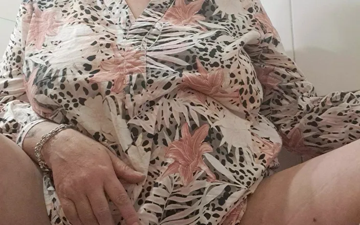 Mommy big hairy pussy: Stepmother Tastes the Fingers Stuck in Her Pussy