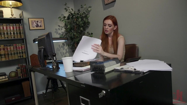 Kink TS: 笼子里的热辣：玛雅肯德里克把桌子转向她的老板 lianna lawson