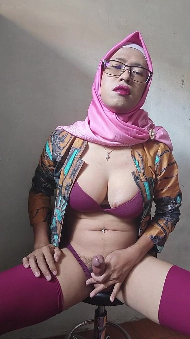 Mitha Zhe: Une trans en hijab branle son énorme bite