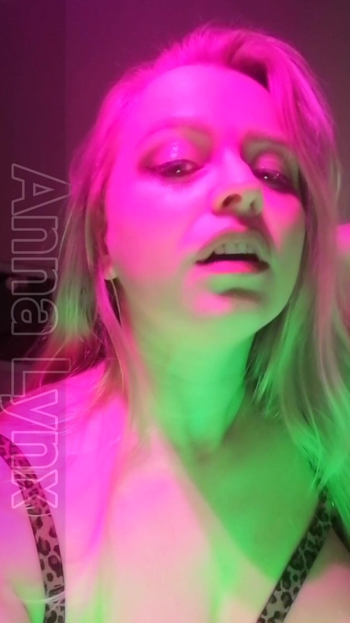 Anna Lynx: 슬로우 모션으로 내 젖탱이