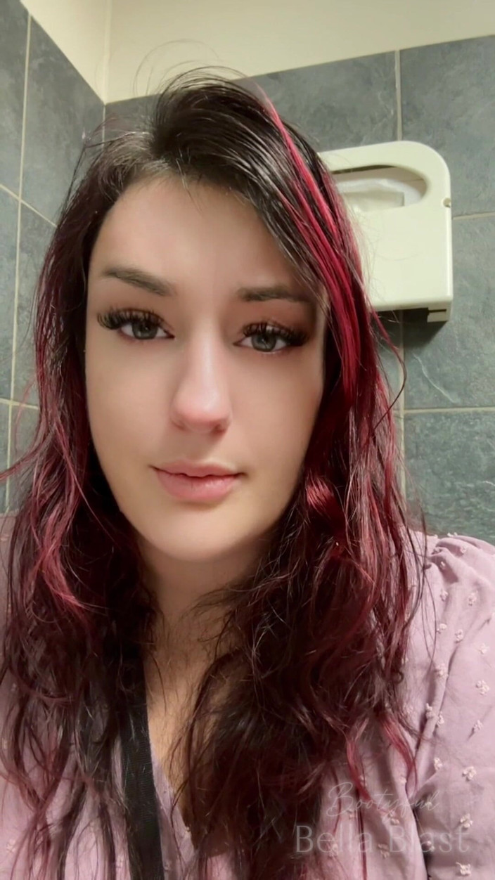 BellaBlast: İri güzel kadın göz teması tuvalet osuruyor ve kütük bella...