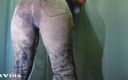 Wet Vina: Mijando em calças jeans com bunda grande e sexy