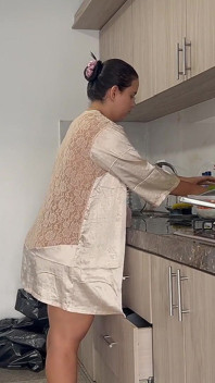 ลูกเลี้ยงฉวยโอกาสเย็ดกับแม่เลี้ยงตัวเดียวในอพาร์ตเมนต์ ขณะที่พ่อไปติดธุรกิจ