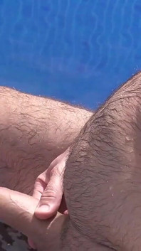 Německá pornohvězda Kira Knight kouří velký penis v bazénu