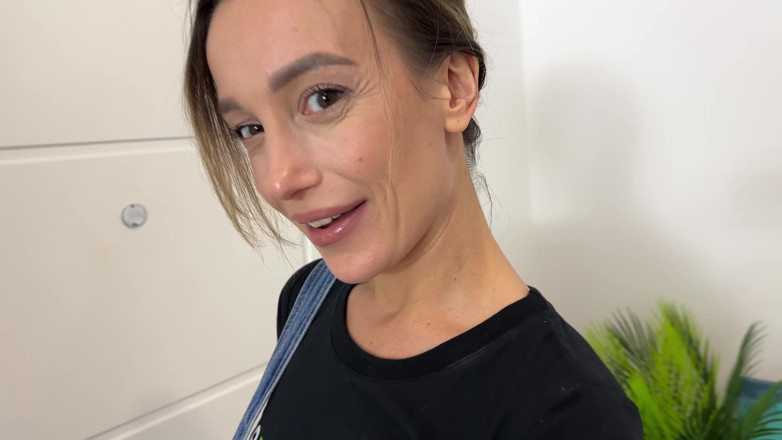 Mary Frost: Pizza delivery girl de sexdater fodida no corredor enquanto a...