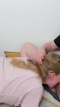 Tgirl comendo a buceta lésbica da namorada tão bem