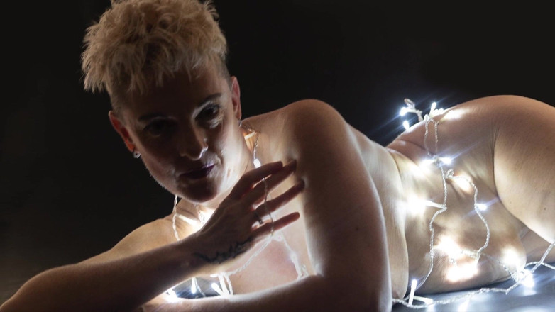 Kylie Britain Adventures: แสงสีเสียวชวนฟิน