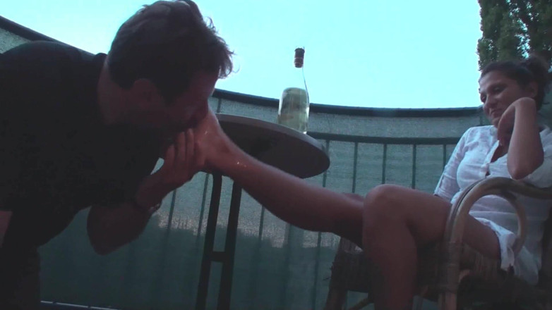 Foot Girls: Sexy dominatrix fumando un cigarrillo mientras lame los pies y...