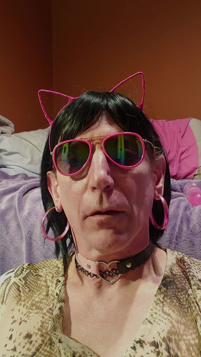 Daphne Desire: Cumslut Daphne nalévá sperma na ústa ze sklenice a tře ji...