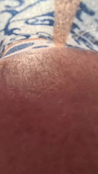 Mamă sexy goală tachinând pula pe plaja publică