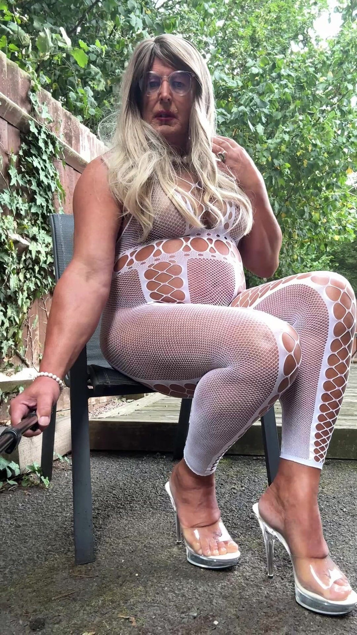 Kellycd2022: Sexy transvestiert kellycd2022 in weißem netz-catsuit und high heels