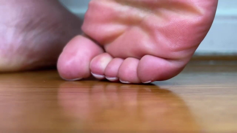 Pink Foxx: Vista De Perto Dos Pés Francês-pedicured Da Gigante Negra