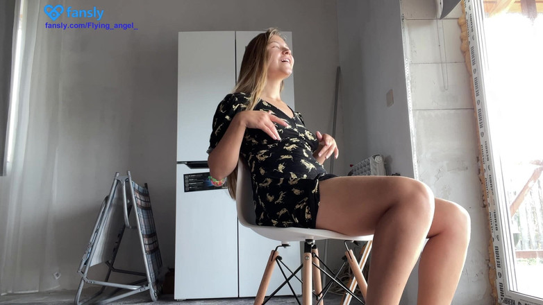 Stacy_via: Svádění zahradníka. Masturbace a stříkání. Dívá se přímo na mě!