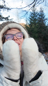 Vier Typen ficken nacheinander meinen Arsch, ich spritze überall und sie spritzen mir Gesicht und Brille