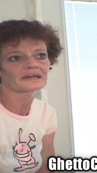 Une mamie déprimée suce une salope britannique pro du ghetto, pipe, sac de pute !