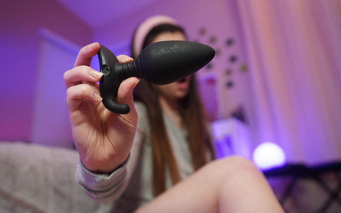 Ariel King: Allargo il mio piccolo buco con il mio plug anale...