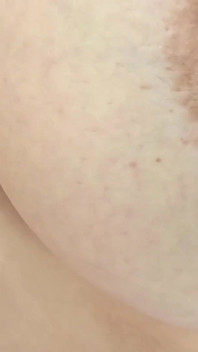 Je vide mon lit, après mes tétons et ma chatte