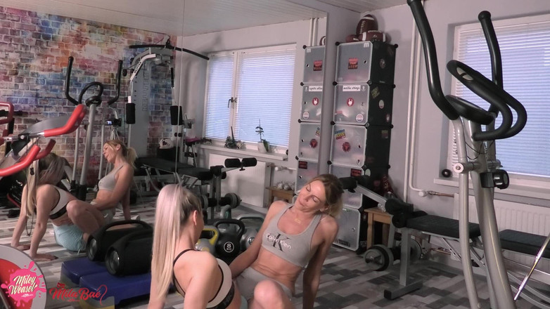 Miley Weasel: Cewek nakal rambut pirang ini suka jilat. Ini Adalah Fitness!