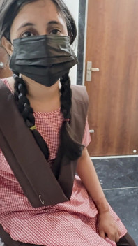 L'insegnante di scuola ha baciato Kari Desi Teen quando ha fallito