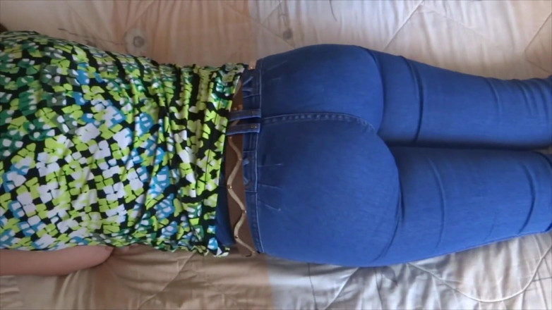 Ardientes69: 我的妻子向他们的朋友炫耀他们的大屁股，这样她们就可以自慰和操他们了