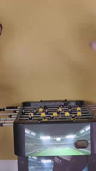 Sânii au fost rapid expuse într-un joc jucăuș Strip Foosball