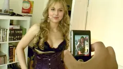 Thuis foto's maken van een blondine in netkousen