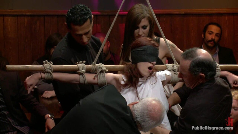 Public Disgrace by Kink: Ateşli 19 yaşındaki sürtük ilk erkek / kız çekimini yapıyor!