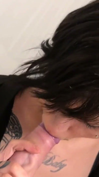 POV: Ty naprawiałeś łyżwę, ale twoja Emo alt dziewczyna z dużymi piersiami i tatuażami dała ci niechlujną głowę