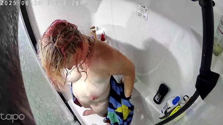 KittieNoOne: 大屁股白人熟女在淋浴时被抓