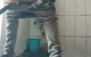 Tamil 10 inches BBC: Chico masturbándose su enorme polla en el baño