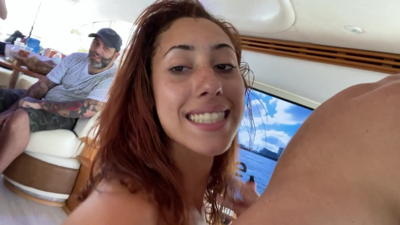 J-Mac: Gagica latino sexy Kira Perez este futută pe iaht